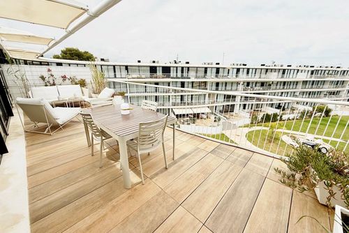 Denia Beach 42 by homeprive Smuk og komfortabel penthouse i Denia, Costa Blanca, Spanien med en fælles swimmingpool til 4 personer. Huset ligger i et boligområde ved stranden, tæt på restauranter, barer og supermarkeder, og 25 m fra stranden....