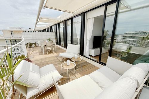 Denia Beach 42 by homeprive Smuk og komfortabel penthouse i Denia, Costa Blanca, Spanien med en fælles swimmingpool til 4 personer. Huset ligger i et boligområde ved stranden, tæt på restauranter, barer og supermarkeder, og 25 m fra stranden....