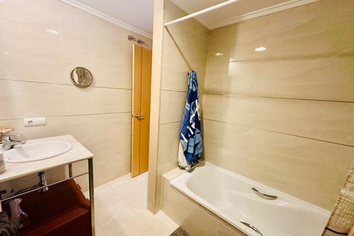 LA GUITARRA Hermoso y cómodo apartamento en Javea, Costa Blanca, España, con piscina comunitaria para 4 personas. El apartamento se encuentra en una zona costera y residencial, cerca de restaurantes y bares, tiendas y supermercados, y a 2 km de la playa del Puerto de Javea....