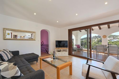 Ines Isabel Schitterende en comfortabele villa in Xàbia, Costa Blanca, Spanje met privézwembad voor 6 personen. Het huis is gelegen in een residentiële strandomgeving en 3 km van het strand El Arenal, Xàbia....