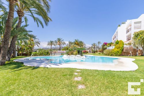 Moraira Club 210 Schönes und komfortables Apartment in Moraira, Costa Blanca, Spanien, mit einem Gemeinschaftspool für 4 Personen. Das Apartment befindet sich in einer Wohngegend, nahe Restaurants und Bars, Geschäften und Supermärkten, und ist 1 km vom Strand entfernt....