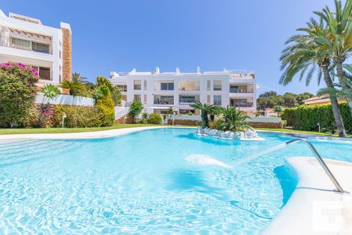 Moraira Club 210 Hermoso y cómodo apartamento en Moraira, Costa Blanca, España, con piscina comunitaria para 4 personas. El apartamento se encuentra en una zona residencial, cerca de restaurantes y bares, tiendas y supermercados, y está a 1 km de la playa....