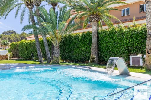 Moraira Club 210 - Grupo Turis Mooie en comfortabele appartement in Moraira, Costa Blanca, Spanje met een gemeenschappelijk zwembad voor 4 personen. Het appartement is gelegen in een woonwijk, dicht bij restaurants en bars, winkels en supermarkten, en ligt op 1 km van het strand....