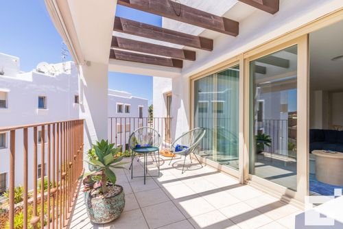 Moraira Club 210 Beautiful and comfortable apartment in Moraira, Costa Blanca, Spain with communal pool for 4 persons. The apartment is situated in a residential area, close to restaurants and bars, shops and supermarkets, and 1 km from the beach....