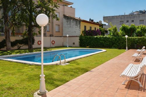 Apartamento Sun and Sea 3 minutes Walk from beaches     Pool   Terrace   Renewed Appartement avec piscine commune à Sitges, Costa Dorada, Espagne pour 4 personnes. L'appartement dispose de 2 chambres, 1 salle de bain et 1 toilette pour invités....