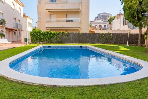 Apartamento Sun and Sea 3 minutes Walk from beaches     Pool   Terrace   Renewed Appartement avec piscine commune à Sitges, Costa Dorada, Espagne pour 4 personnes. L'appartement dispose de 2 chambres, 1 salle de bain et 1 toilette pour invités....
