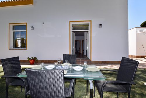 Casa Patricia 1 Schönes und komfortables Apartment mit Gemeinschaftspool in Chiclana de la Frontera, Costa de la Luz, Spanien für 4 Personen. Das Apartment befindet sich in einer Küsten- und Wohngegend, in der Nähe eines Golfplatzes und 4 km von El Colorado entfernt....