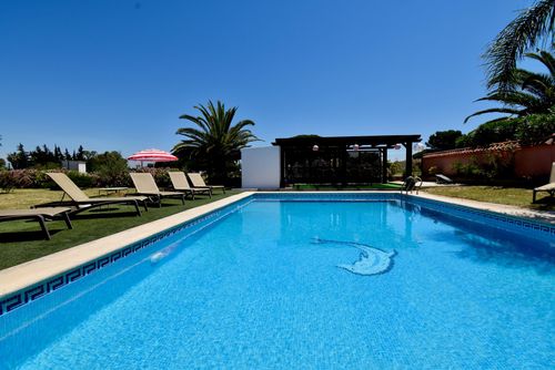 Casa Patricia 1 Bel appartement confortable avec piscine commune à Chiclana de la Frontera, Costa de la Luz, Espagne, pouvant accueillir 4 personnes. L'appartement est situé dans une zone côtière et résidentielle, à proximité d'un parcours de golf et à 4 km d'El Colorado....