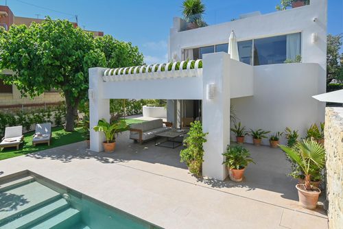 El Jabeque 14 pax Moderne und luxuriöse Villa mit privatem Pool in Denia, Costa Blanca, Spanien, für 14 Personen. Die Villa liegt in der Nähe von Restaurants und Bars, 25 Meter vom Strand Les Marines und 25 Meter vom Mittelmeer entfernt....