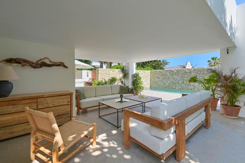 El Jabeque 14 pax Modern and luxury villa in Denia, Costa Blanca, Spain with private pool for 14 people. The villa is situated close to restaurants and bars, 25 metres from Les Marines beach and 25 metres from the Mediterranean....