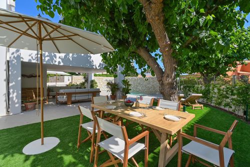 El Jabeque 14 pax Moderna e lussuosa villa con piscina privata a Denia, Costa Blanca, Spagna per 14 persone. La villa è situata vicino a ristoranti e bar, a 25 metri dalla spiaggia di Les Marines e a 25 metri dal Mar Mediterraneo....