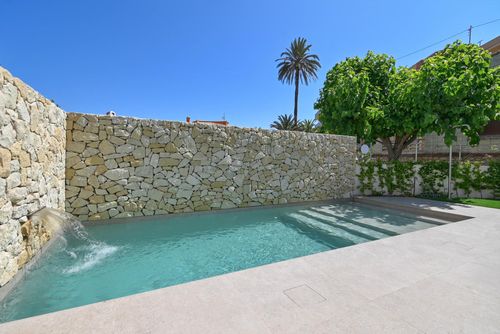 El Jabeque 14 pax Villa moderne et luxueuse à Dénia, Costa Blanca, Espagne avec piscine privée pour 14 personnes. La villa est située à proximité de restaurants et bars, à 25 mètres de la plage Les Marines et à 25 mètres de la Méditerranée....