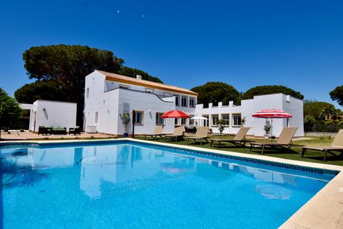 Casa Patricia Apartamento hermoso y cómodo con piscina comunitaria en Chiclana de la Frontera, Costa de la Luz, España, para 10 personas. El apartamento se encuentra en una zona costera y residencial, cerca de un campo de golf y a 4 km de El Colorado....