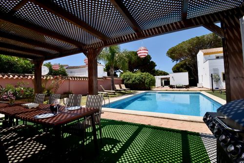 Casa Patricia Schöne und komfortable Wohnung mit Gemeinschaftspool in Chiclana de la Frontera, Costa de la Luz, Spanien für 10 Personen. Die Wohnung befindet sich in einer küstennahen und Wohngegend, in der Nähe eines Golfplatzes und 4 km von El Colorado entfernt....