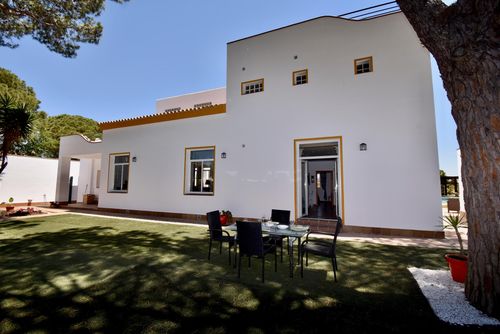 Casa Patricia Bel appartement confortable avec piscine commune à Chiclana de la Frontera, Costa de la Luz, Espagne pour 10 personnes. L'appartement est situé dans une zone côtière et résidentielle, à proximité d'un terrain de golf et à 4 km d'El Colorado....