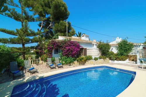 VILLA GINJOLER Maravillosa y encantadora villa con piscina privada en Javea, Costa Blanca, España, para 6 personas. La casa está situada en una zona residencial cerca de la playa, a poca distancia de restaurantes y bares, a 3 km de la playa El Arenal y a 4 km de Javea....