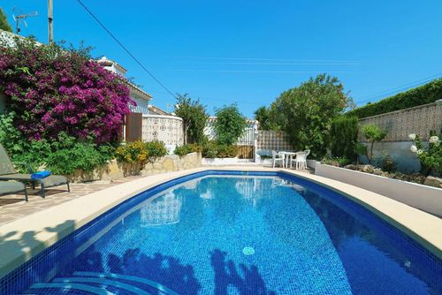 Villa Ginjoler Magnifique et charmante villa à Javea, Costa Blanca, Espagne, avec une piscine privée pour 6 personnes. La maison est située dans un quartier résidentiel proche de la plage, à proximité de restaurants et de bars, à 3 km de la plage d'El Arenal et à 4 km de Javea....