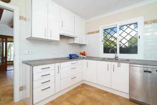 Villa Ginjoler Magnifique et charmante villa à Javea, Costa Blanca, Espagne, avec une piscine privée pour 6 personnes. La maison est située dans un quartier résidentiel proche de la plage, à proximité de restaurants et de bars, à 3 km de la plage d'El Arenal et à 4 km de Javea....