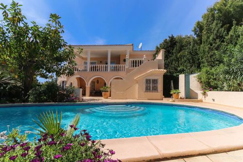 Altea Paradiso Wunderschönes und angenehmes Ferienhaus mit privatem Pool in Altea, Costa Blanca, Spanien für 6 Personen. Das Haus befindet sich in einer hügeligen Wohngegend, 4 km vom Strand Altea und 3 km von Altea la Vella entfernt....