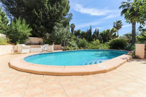 Altea Paradiso Merveilleuse et charmante maison de vacances à Altea, Costa Blanca, Espagne, avec piscine privée pour 6 personnes. La maison est située dans un quartier résidentiel vallonné, à 4 km de la plage d'Altea et à 3 km d'Altea la Vella....