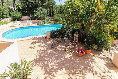Altea Paradiso Meravigliosa e piacevole casa vacanze con piscina privata ad Altea, Costa Blanca, Spagna, per 6 persone. La casa è situata in una zona collinare e residenziale, a 4 km dalla spiaggia di Altea e a 3 km da Altea la Vella....