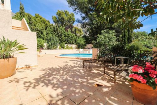 Altea Paradiso Merveilleuse et charmante maison de vacances à Altea, Costa Blanca, Espagne, avec piscine privée pour 6 personnes. La maison est située dans un quartier résidentiel vallonné, à 4 km de la plage d'Altea et à 3 km d'Altea la Vella....