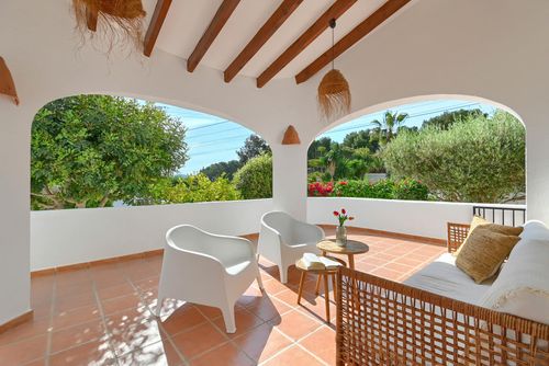 Tres Corazones Maravillosa y clásica villa en Moraira, Costa Blanca, España con piscina privada para 8 personas. La casa está situada en una zona costera y residencial, cerca de tiendas, a 1 km de la playa de les Playetes y a 1 km del Mar Mediterráneo....
