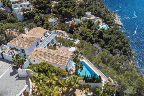 Casa La Gaviota Wundervolle und fröhliche Luxusvilla mit privatem Pool in Javea, Costa Blanca, Spanien für 10 Personen. Die Villa befindet sich in einem hügeligen Wohngebiet, 3 km vom Strand der Granadella-Bucht und 5 km vom Arenal-Strand entfernt....