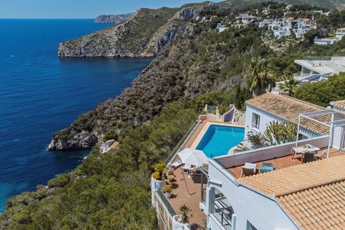 Casa La Gaviota Wundervolle und fröhliche Luxusvilla mit privatem Pool in Javea, Costa Blanca, Spanien für 10 Personen. Die Villa befindet sich in einem hügeligen Wohngebiet, 3 km vom Strand der Granadella-Bucht und 5 km vom Arenal-Strand entfernt....