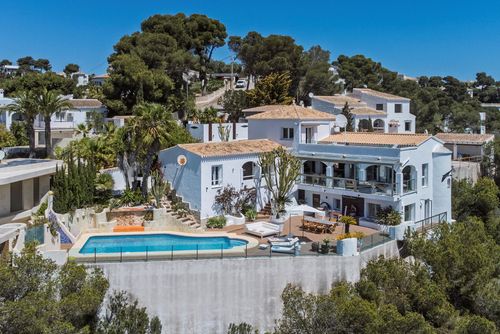 Casa La Gaviota Wundervolle und fröhliche Luxusvilla mit privatem Pool in Javea, Costa Blanca, Spanien für 10 Personen. Die Villa befindet sich in einem hügeligen Wohngebiet, 3 km vom Strand der Granadella-Bucht und 5 km vom Arenal-Strand entfernt....
