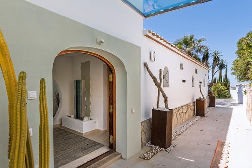 Casa La Gaviota Wondervolle en vrolijke luxe villa in Javea, Costa Blanca, Spanje met privézwembad voor 10 personen. De villa is gelegen in een heuvelachtig en residentieel strandgebied, op 3 km van het Cala Granadella strand en 5 km van Playa El Arenal....
