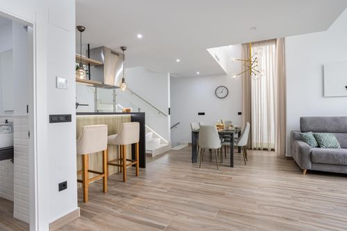 Laguna Beach Villa Veintidos Moderne en comfortabele luxe villa in Torrevieja, Costa Blanca, Spanje met privé- en gemeenschappelijke zwembaden voor 8 personen. De villa is gelegen in een resort, in een kust- en woongebied, dicht bij restaurants en bars, winkels en supermarkten, en op 4 km van het strand....