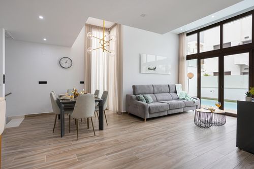 Laguna Beach Villa Veintidos Modern och bekväm lyxvilla med privat och gemensam pool i Torrevieja, Costa Blanca, Spanien för 8 personer. Villan ligger i en resort, i ett kust- och bostadsområde, nära restauranger och barer, butiker och stormarknader, och 4 km från stranden....