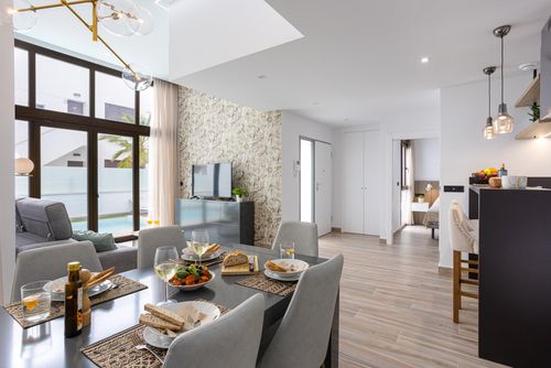 Laguna Beach Villa Veintidos Moderne og komfortable luksusvilla med privat og felles svømmebasseng i Torrevieja, Costa Blanca, Spania for 8 personer. Villaen ligger i et feriested, i et kyst- og boligområde, nær restauranter og barer, butikker og supermarkeder, og 4 km fra stranden....