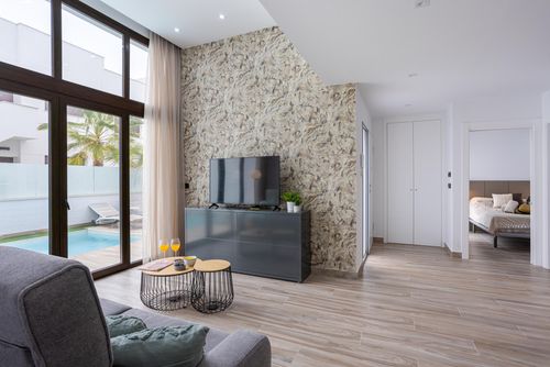 Laguna Beach Villa Veintidos Moderne og komfortable luksusvilla med privat og felles svømmebasseng i Torrevieja, Costa Blanca, Spania for 8 personer. Villaen ligger i et feriested, i et kyst- og boligområde, nær restauranter og barer, butikker og supermarkeder, og 4 km fra stranden....