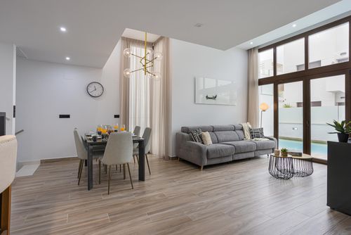 Laguna Beach Villa Oasis Modern och bekväm lyxvilla med privat och gemensam pool i Torrevieja, Costa Blanca, Spanien för 6 personer. Villan ligger i en semesteranläggning, nära restauranger och barer, butiker och stormarknader, samt 4 km från stranden....