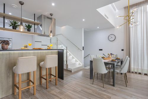 Laguna Beach Villa Flamenco Moderne und komfortable Luxusvilla in Torrevieja, Costa Blanca, Spanien, mit privaten und gemeinschaftlichen Pools für 6 Personen. Die Villa befindet sich in einem Resort, in der Nähe von Restaurants und Bars, Geschäften und Supermärkten, und 4 km vom Strand entfernt....