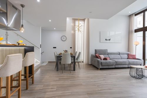 Laguna Beach Villa Flamenco Moderne og komfortable luksusvilla i Torrevieja, Costa Blanca, Spania, med private og felles svømmebasseng for 6 personer. Villaen ligger i et feriested, nær restauranter og barer, butikker og supermarkeder, og 4 km fra stranden....