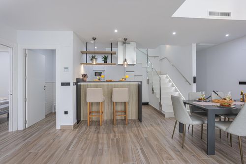 Laguna Beach Villa Flamenco Moderne en comfortabele luxe villa in Torrevieja, Costa Blanca, Spanje met privé- en gemeenschappelijke zwembaden voor 6 personen. De villa is gelegen in een resort, dicht bij restaurants en bars, winkels en supermarkten, en op 4 km van het strand....