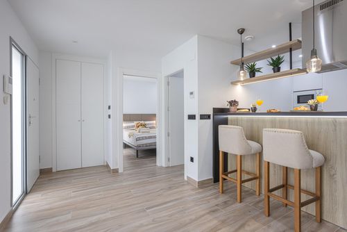 Laguna Beach Villa Flamenco Villa de lujo moderna y cómoda con piscina privada y comunitaria en Torrevieja, Costa Blanca, España, para 6 personas. La villa está situada en un complejo, cerca de restaurantes y bares, tiendas y supermercados, y a 4 km de la playa....