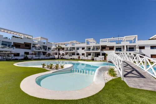 Laguna Beach Apartment Modern en comfortabel appartement met gemeenschappelijk zwembad in Torrevieja, Costa Blanca, Spanje voor 4 personen. Het appartement is gelegen in een resort, in een woonwijk, dicht bij restaurants en bars, winkels en supermarkten, en 4 km van het strand....
