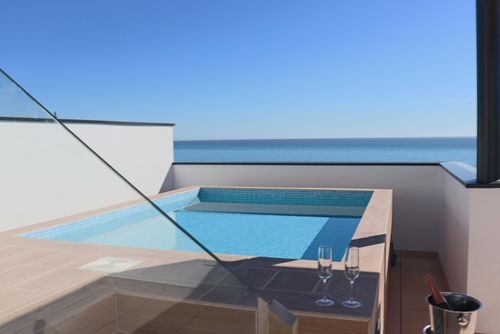 Middleviews Luxury Penthouse Ático con piscina privada y comunitaria en Fuengirola, Andalucía, España, para 6 personas. La vivienda se encuentra cerca de restaurantes y bares, tiendas y supermercados, a 500 m de la Playa de Carvajal, a 3 km de Los Boliches y a 0....