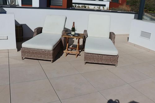 Middleviews Luxury Penthouse Ático con piscina privada y comunitaria en Fuengirola, Andalucía, España, para 6 personas. La vivienda se encuentra cerca de restaurantes y bares, tiendas y supermercados, a 500 m de la Playa de Carvajal, a 3 km de Los Boliches y a 0....