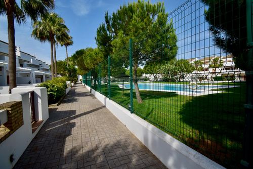 Carrajolilla Beautiful and comfortable apartment in La Barrosa, Costa de la Luz, Spain with a communal pool for 4 persons. The apartment is situated in a residential beach area, 1 km from La Barrosa beach and 5 km from Chiclana de la Frontera....