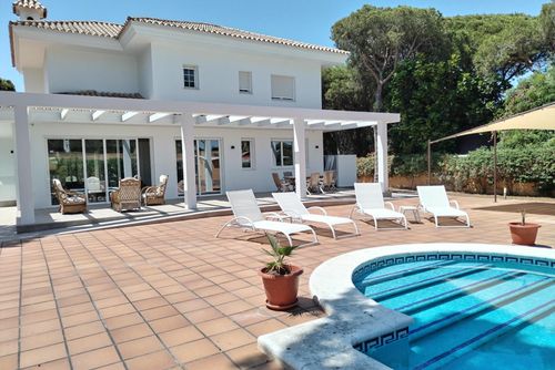 Casa Don Kamil Maison de vacances avec piscine privée à Chiclana de la Frontera, Costa de la Luz, Espagne pour 10 personnes. La maison est située dans un quartier côtier et résidentiel, à 2 km de la plage de Barrosa....