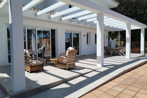 Casa Don Kamil Casa de vacaciones en Chiclana de la Frontera, Costa de la Luz, España, con piscina privada para 10 personas. La casa se encuentra en una zona costera y residencial, a 2 km de la playa de la Barrosa....