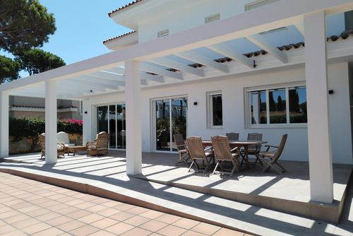 Casa Don Kamil Holiday house in Chiclana de la Frontera, Costa de la Luz, Spain with private pool for 10 persons. The house is situated in a coastal and residential area and is 2 km from Playa de la Barrosa beach....