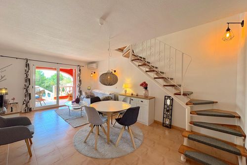 Sophia del Mar Appartement in Benitachell, Costa Blanca, Spanien für 4 Personen. Das Appartement befindet sich in einer Ferienanlage mit Bar und Restaurant, in einer Küsten- und Wohngegend, nahe Supermärkten und einem Tennisplatz, und 3 km vom Strand entfernt....