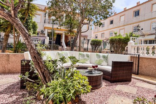 Casa Villamartin Rustikales und fröhliches Apartment mit Gemeinschaftspool in Orihuela Costa, Costa Blanca, Spanien für 3 Personen. Das Apartment befindet sich in einer Wohngegend und ist in der Nähe von Restaurants, Bars, Geschäften und Supermärkten....