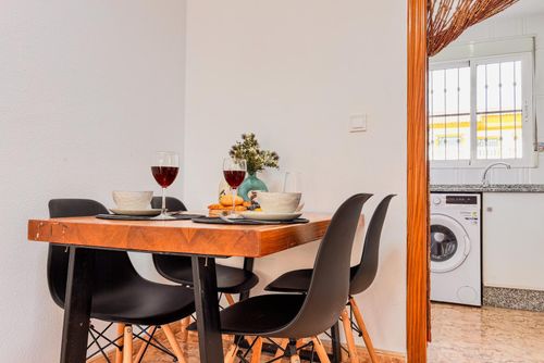 Casa Villamartin Rustikales und fröhliches Apartment mit Gemeinschaftspool in Orihuela Costa, Costa Blanca, Spanien für 3 Personen. Das Apartment befindet sich in einer Wohngegend und ist in der Nähe von Restaurants, Bars, Geschäften und Supermärkten....